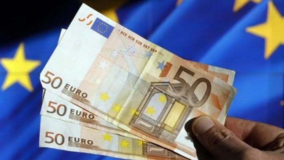 Leul continuă să se deprecieze, specialiștii prevăd o scădere graduală