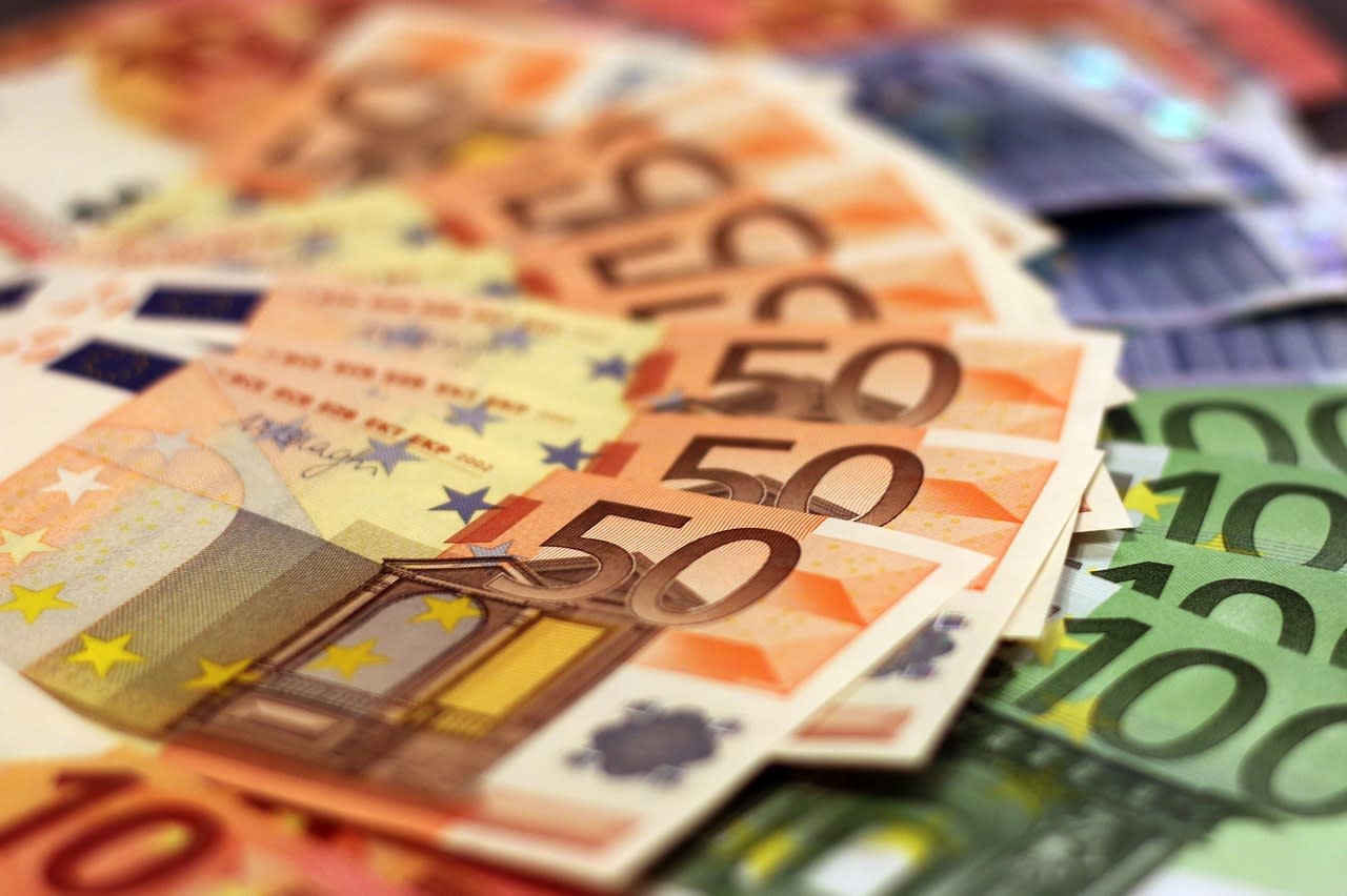 Standard & Poor's menține ratingul de țară al României la BBB-, cu perspectivă negativă