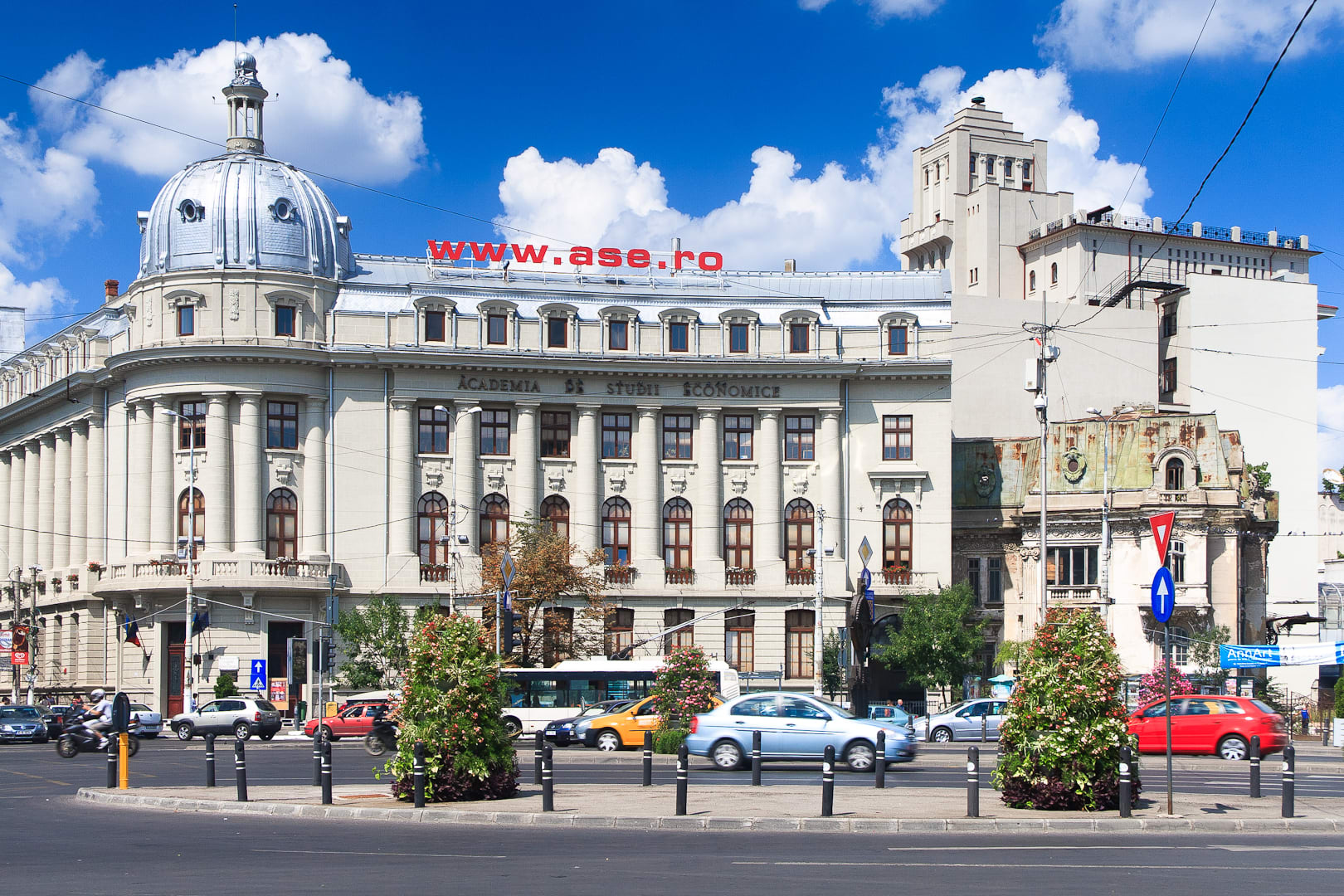 Spațiu universitar, sală de curs, mobilier dezinfectat Spațiu universitar, sală de curs, mobilier dezinfectat
