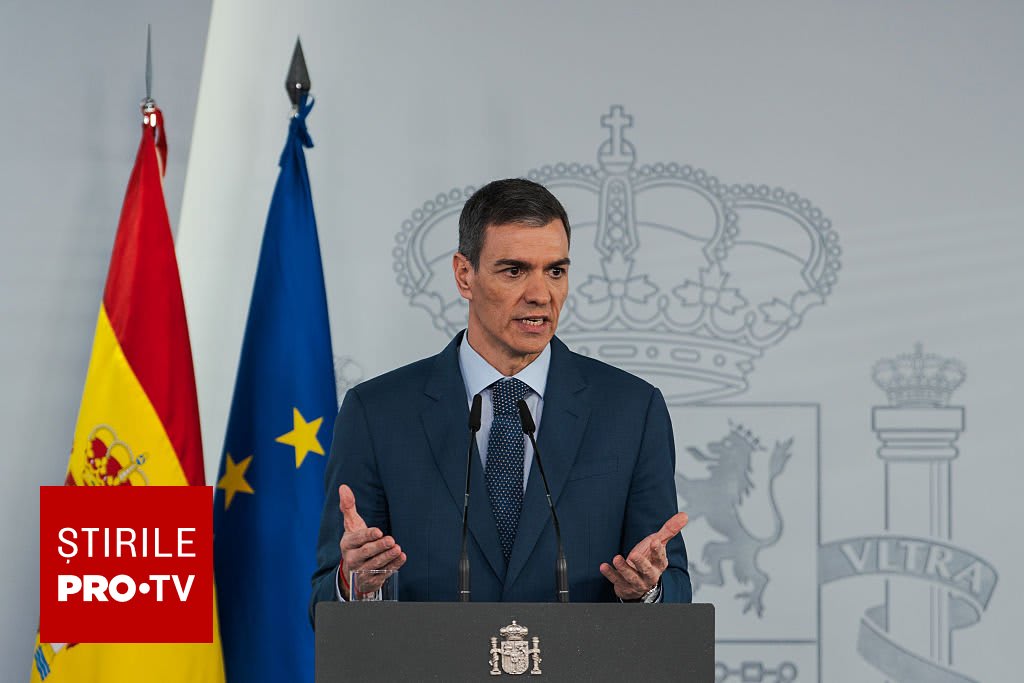 protest în fața parlamentului din Madrid, oameni cu pancarte protest în fața parlamentului din Madrid, oameni cu pancarte