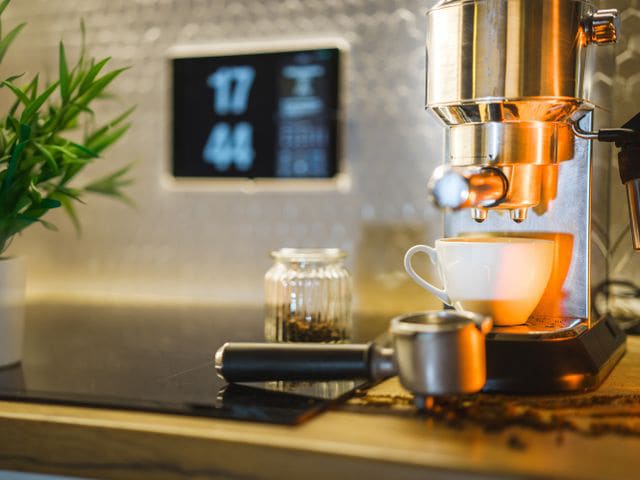 Aparatele de cafea: diferențe între capsule și boabe pentru gustul ideal