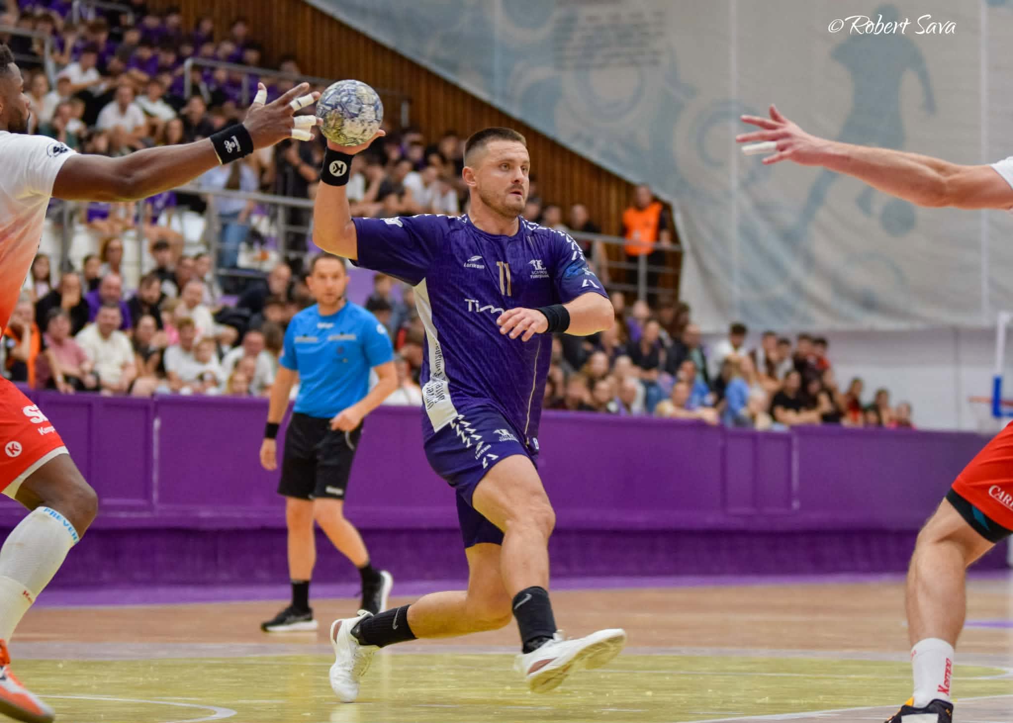 Jucători de handbal în acțiune pe teren Jucători de handbal în acțiune pe teren