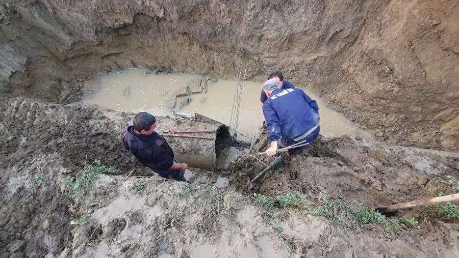 conductă de apă avariată, echipe de intervenție, oraș Bacău conductă de apă avariată, echipe de intervenție, oraș Bacău