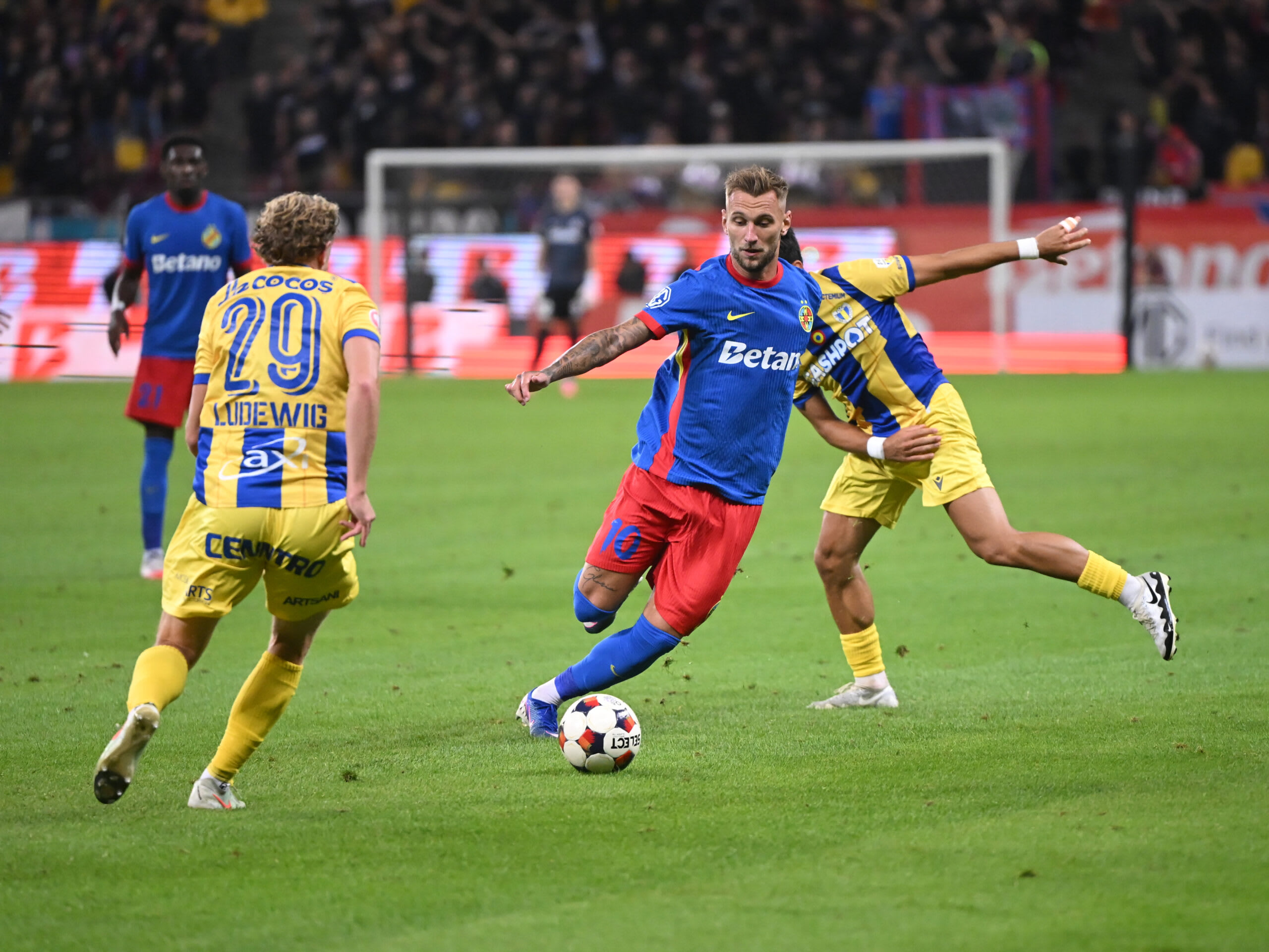 Denis Drăguș, adus de FCSB cu salariu uriaș, s-a accidentat