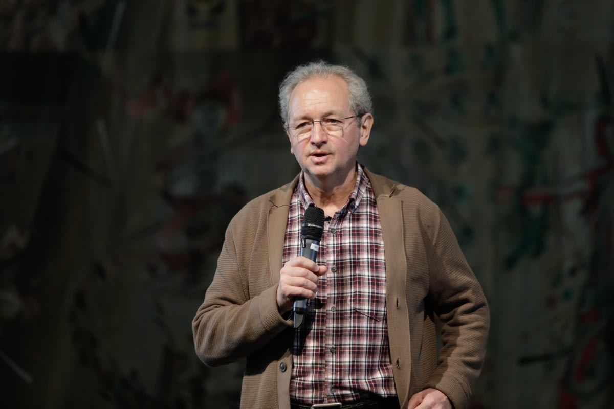 sediu școală, eveniment anulare, oameni în discuție sediu școală, eveniment anulare, oameni în discuție
