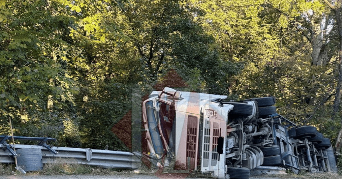 Un TIR încărcat cu floarea-soarelui s-a răsturnat în comuna Bârnova