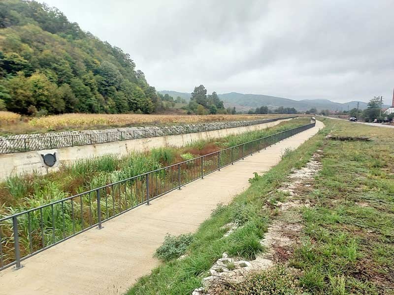 Un pârâu din Cheile Babei, tot mai secat, dar considerat râu major de localnici