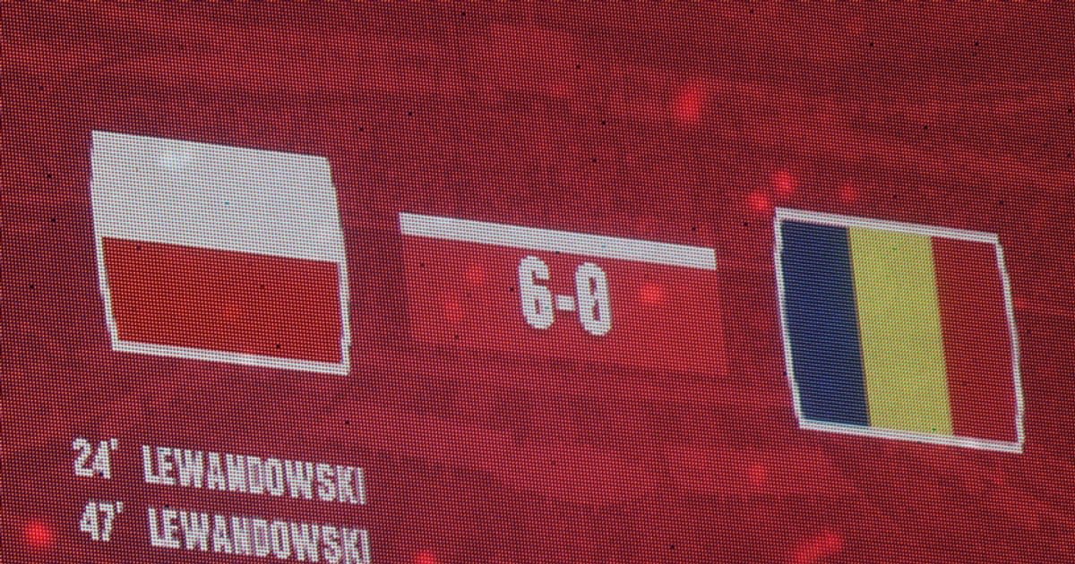 Lewandowski purtând numărul 9 și steagul Poloniei