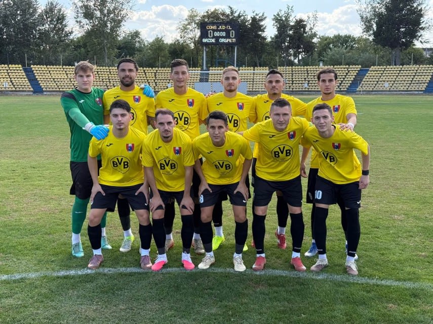 jucători de fotbal în acțiune pe teren