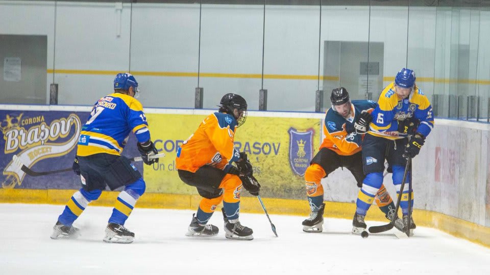 jucători de hochei în acțiune pe gheață, echipament sportiv jucători de hochei în acțiune pe gheață, echipament sportiv