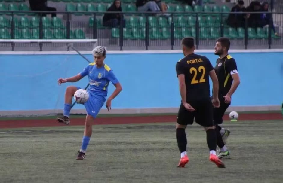 imagine cu teren de fotbal, echipe în joc imagine cu teren de fotbal, echipe în joc