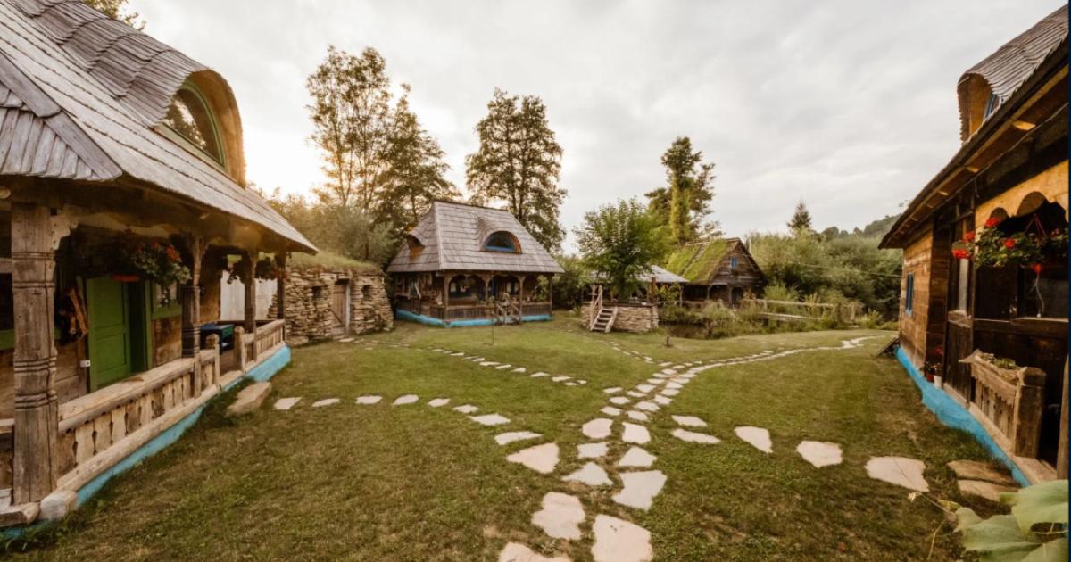 Un sat tradițional din România, scos la vânzare cu 750.000 de euro