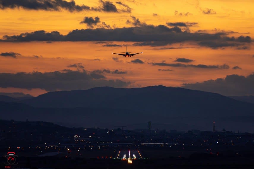 Aeronava TAROM Ivan Patzaichin la aterizare, salut tunuri de apă Aeronava TAROM Ivan Patzaichin la aterizare, salut tunuri de apă