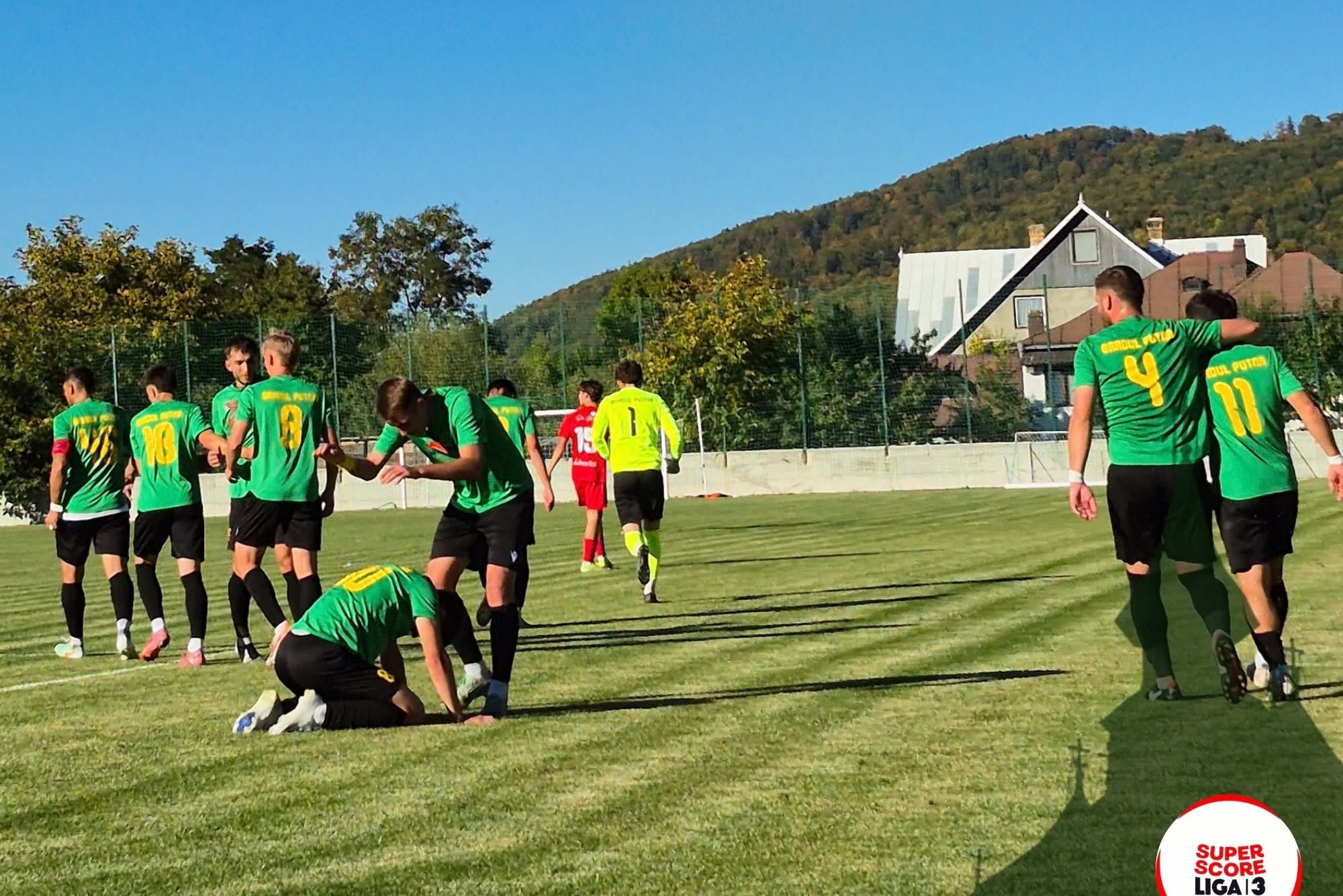 Meci de fotbal între Bradul Putna și Viitorul Onești