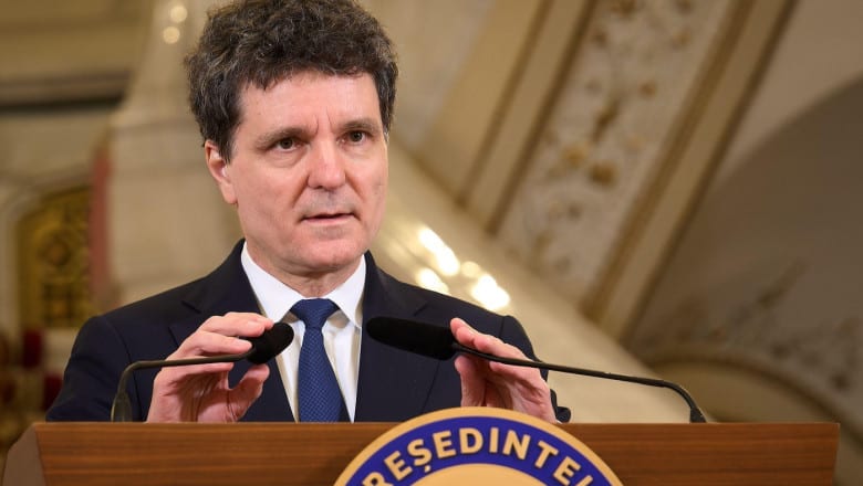 Nicușor Dan în timpul consultărilor politice