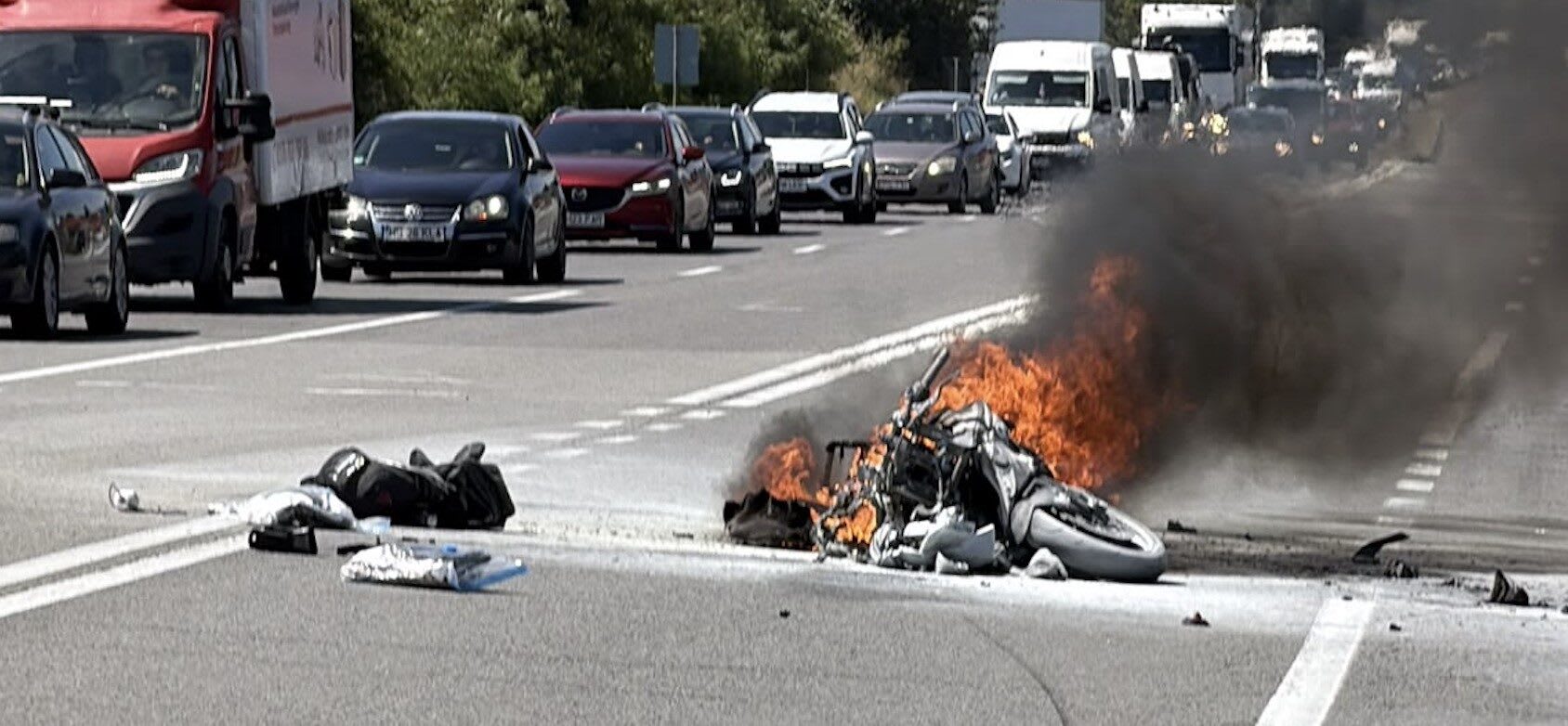 Accident grav pe centura Mădăras, motocicleta a luat foc, o persoană posibil încarcerată