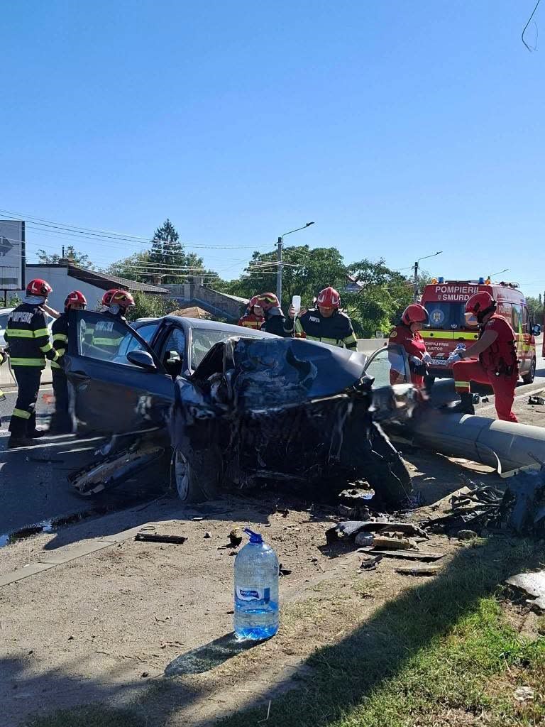 Un tânăr de 21 de ani a retezat un stâlp pe DN5 în zona Jilava