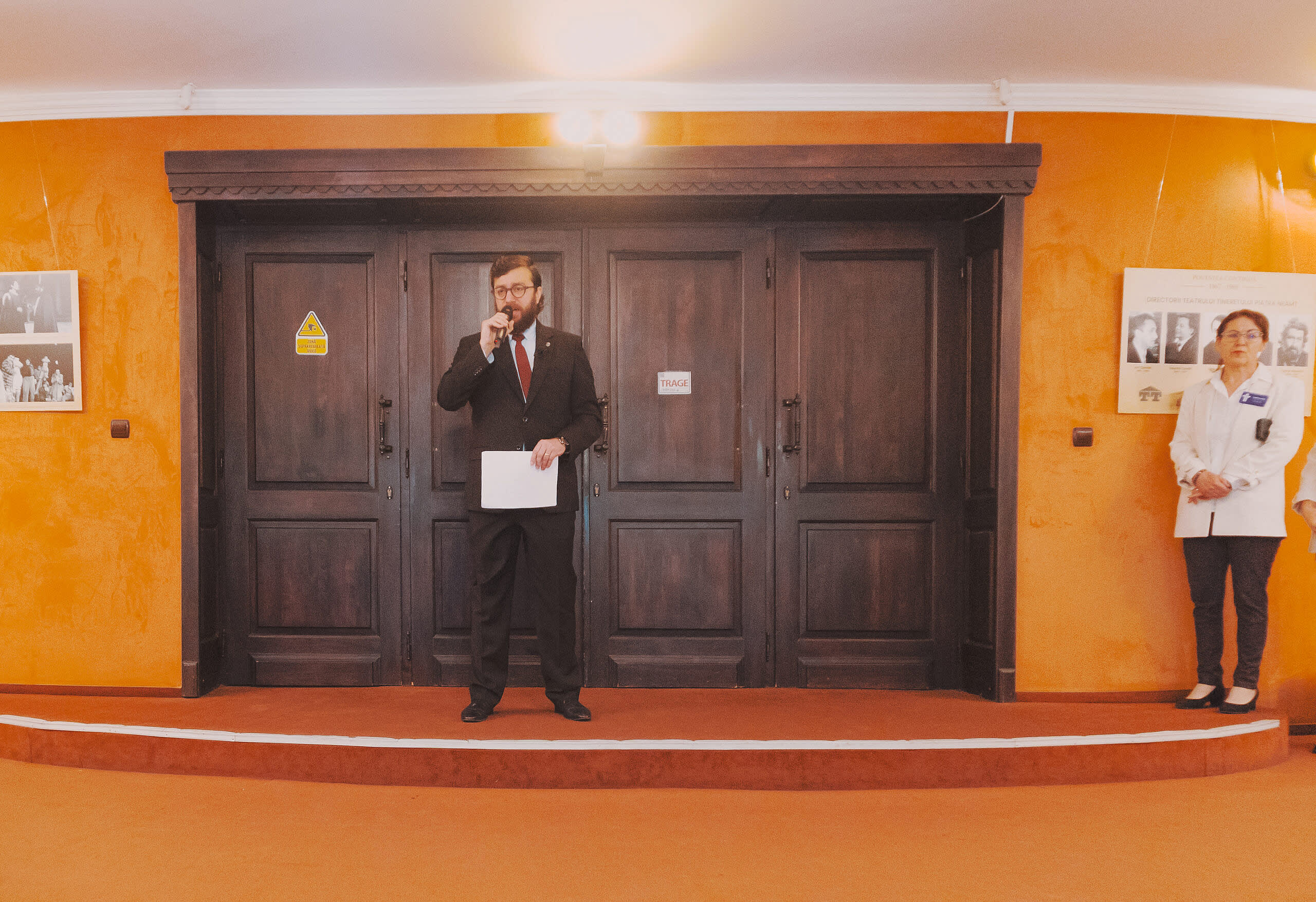 scenă teatrală, actor pe scenă, eveniment cultural, Piatra Neamț