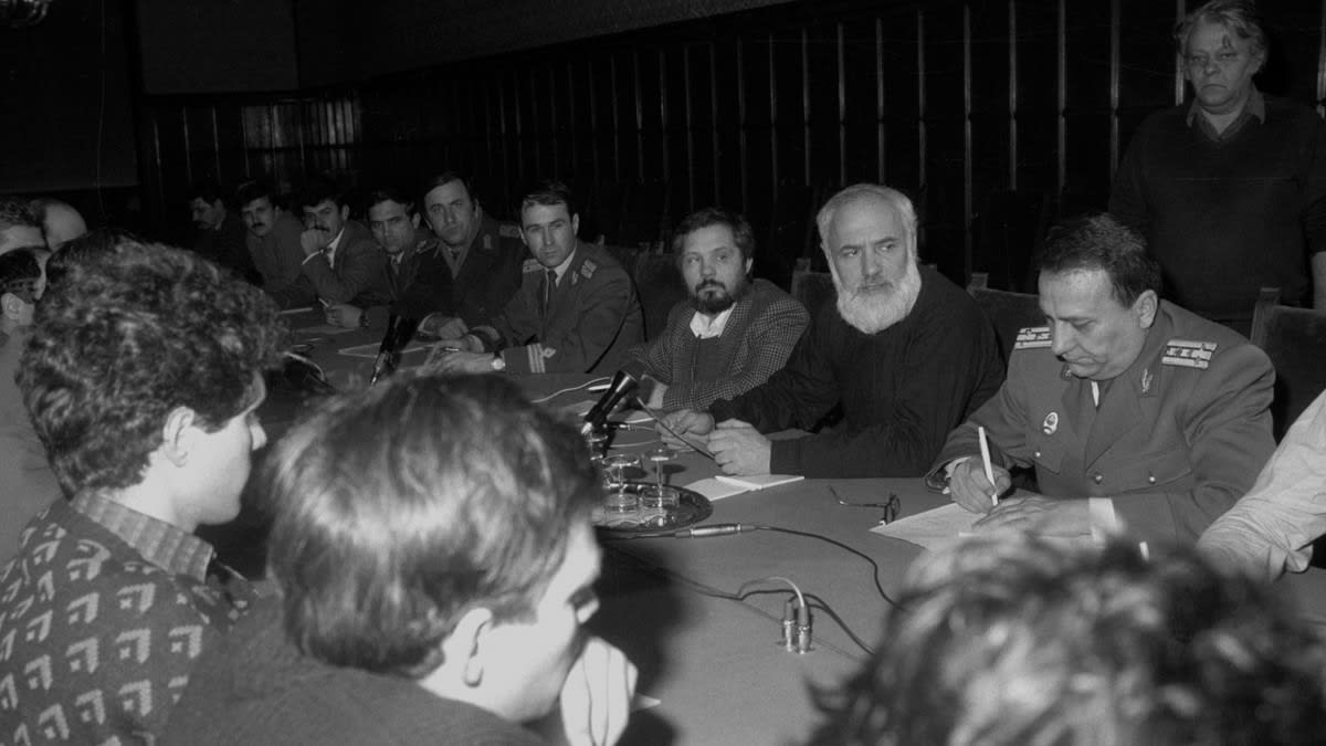 Serviciul secret „Doi și-un sfert” din România, folosit ca poliție politică după 1990