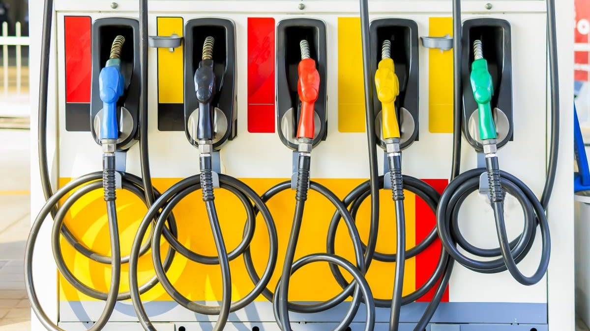stație de alimentare cu pompe de carburant colorate