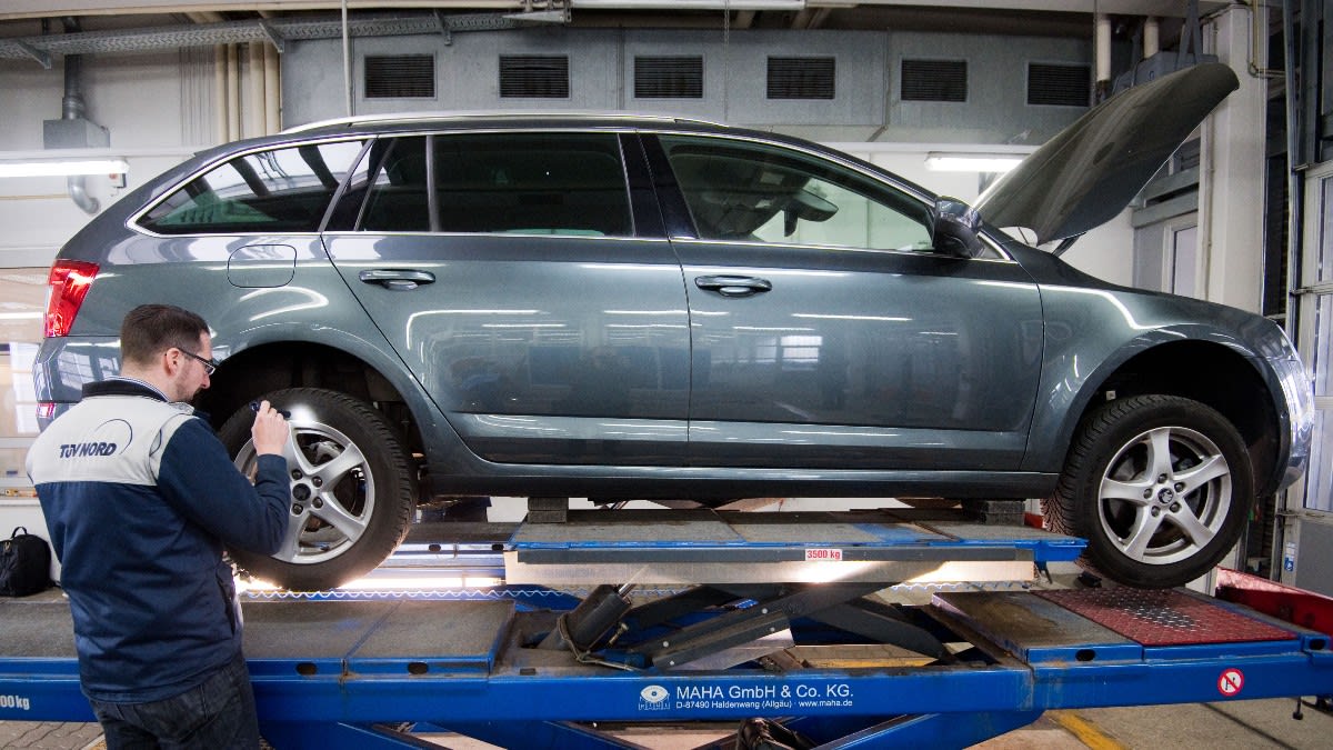 mașină Skoda în service, rechemare vehicule