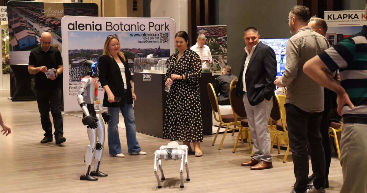 vizitatori la targul imobiliar, standuri, robot Teo