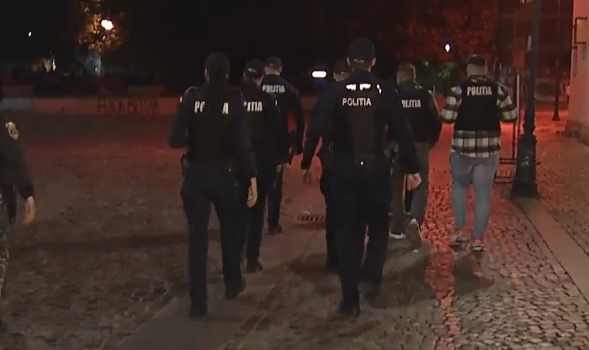 Polițiști percheziționând locuință, droguri și bani