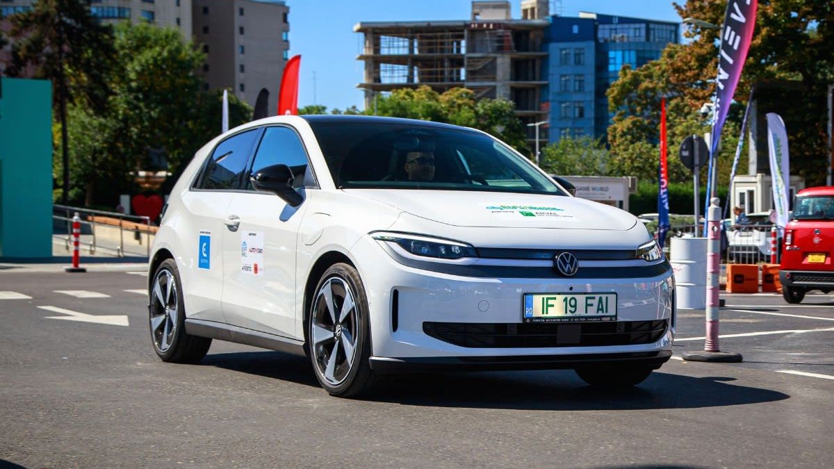 Volkswagen ID. Polo în trafic urban București, model electric compact Volkswagen ID. Polo în trafic urban București, model electric compact