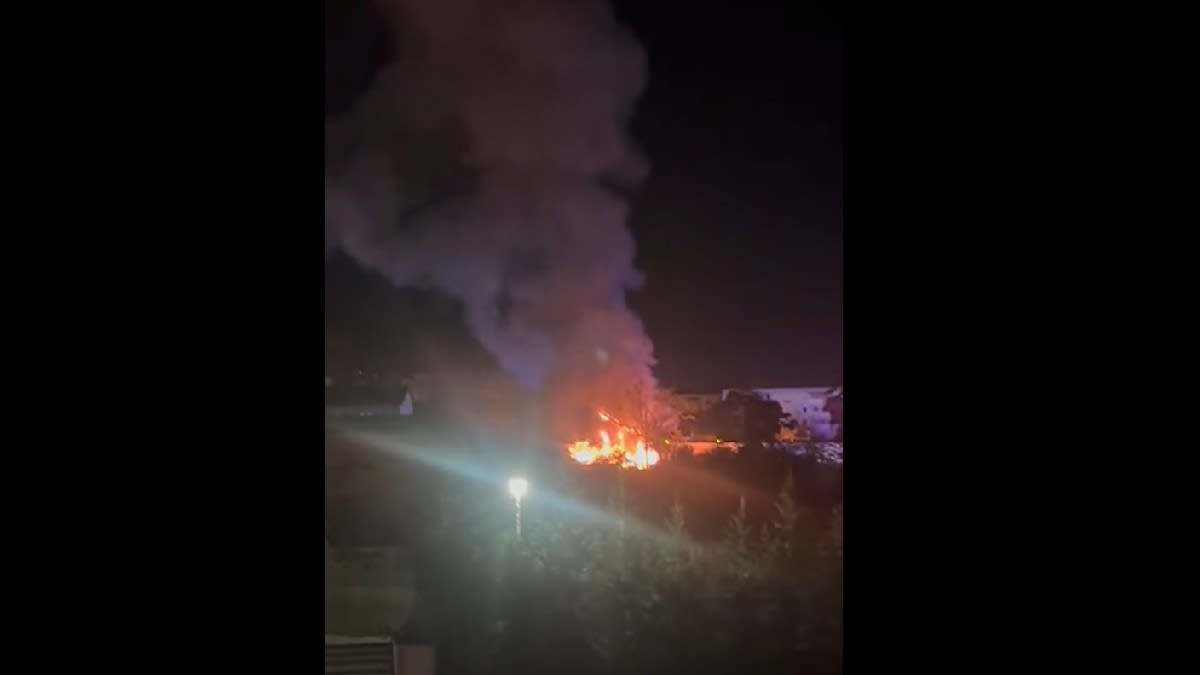 Un incendiu puternic în Slatina a distrus o casă de 120 mp, patru persoane au fost spitalizate