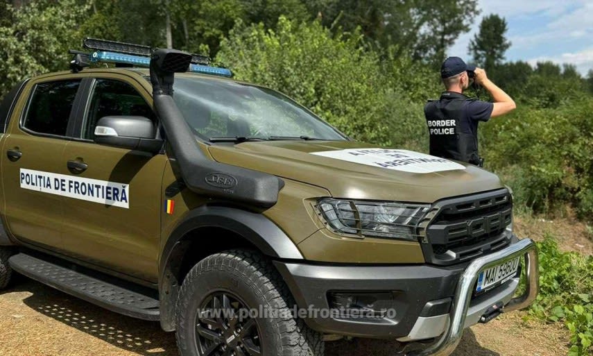 polițiști de frontieră verificând documente, control vamal, frontieră România