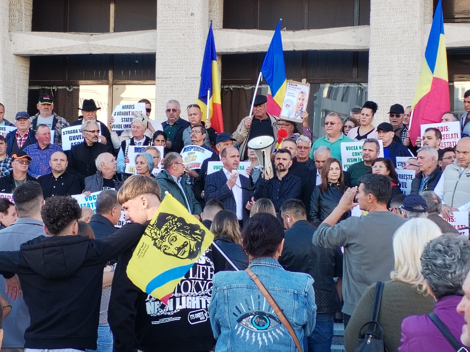 manifestanți AUR cu steaguri tricolore, miting fără autorizație