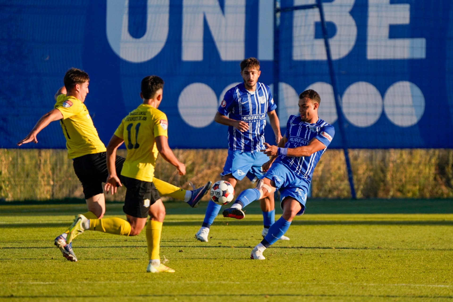 Jucători de fotbal în acțiune pe terenul de la Ovidiu