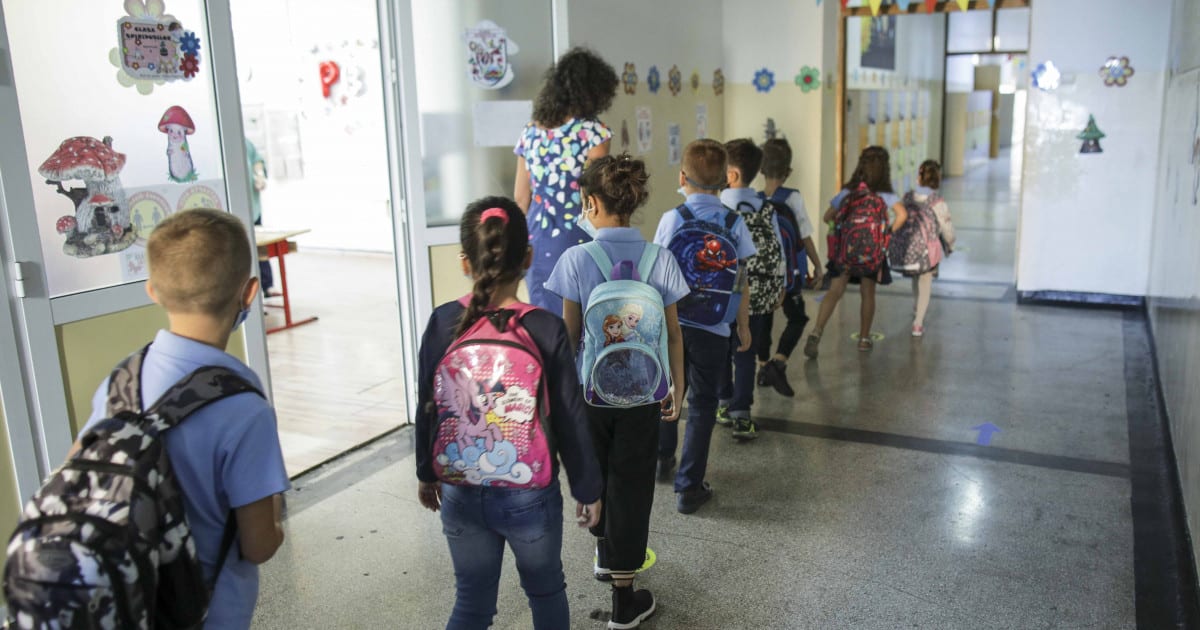 elevi în clasă, învățământ, școală, elevi la curs