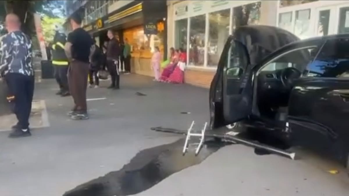 impact auto la intersecția Dorobanților cu Eremia Grigorescu, indicator rutier dărâmat