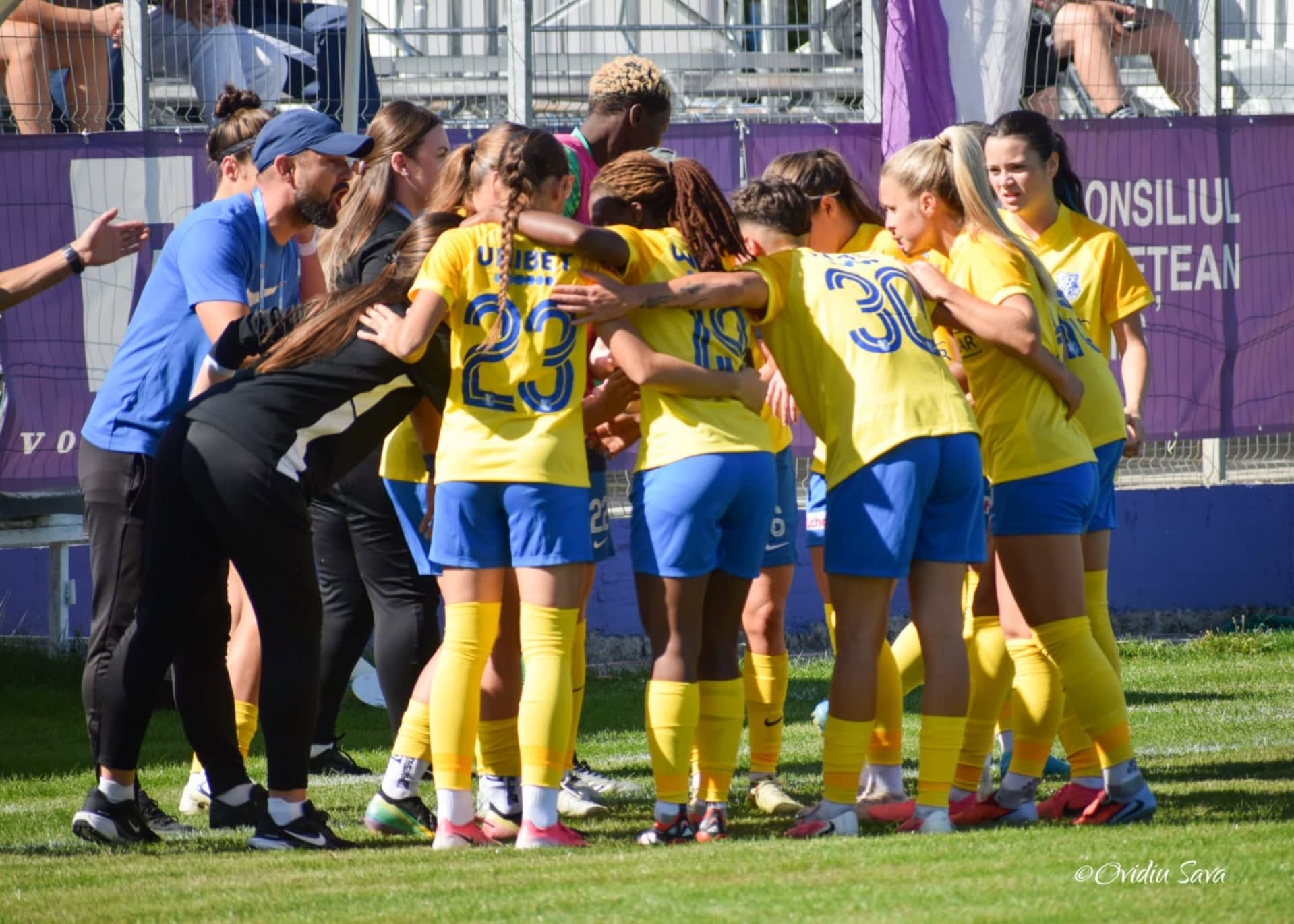 fotbal feminin, jucătoare în acțiune, stadion fotbal feminin, jucătoare în acțiune, stadion
