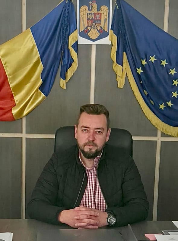 drum asfaltat și pod în Poiana Teiului, zone rurale