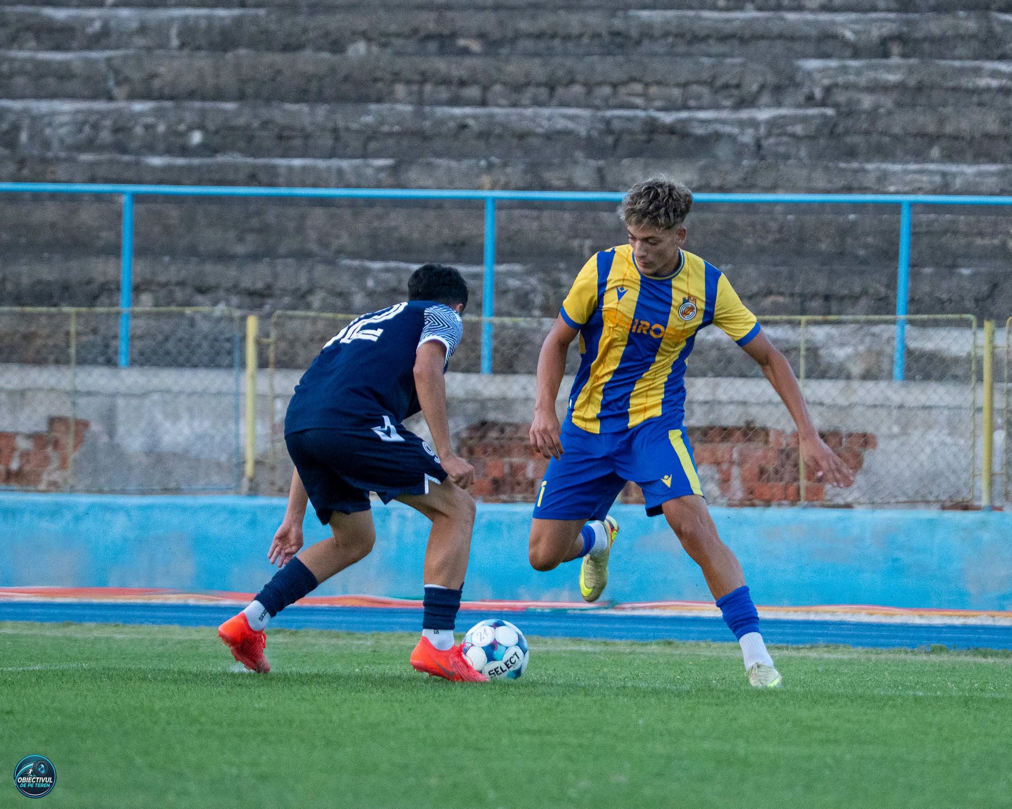 fotbal în teren, jucători în acțiune, echipe din Timiș