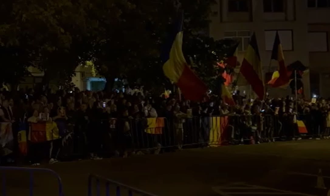 protest în fața Arestului Central, susținători ai lui Călin Georgescu protest în fața Arestului Central, susținători ai lui Călin Georgescu