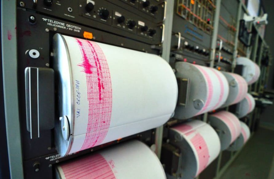 seismograf înregistrând activitatea seismică seismograf înregistrând activitatea seismică