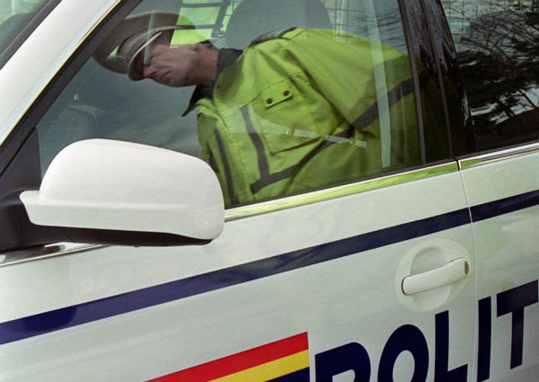 Polițiști verificând permisul de conducere, trafic rutier Polițiști verificând permisul de conducere, trafic rutier