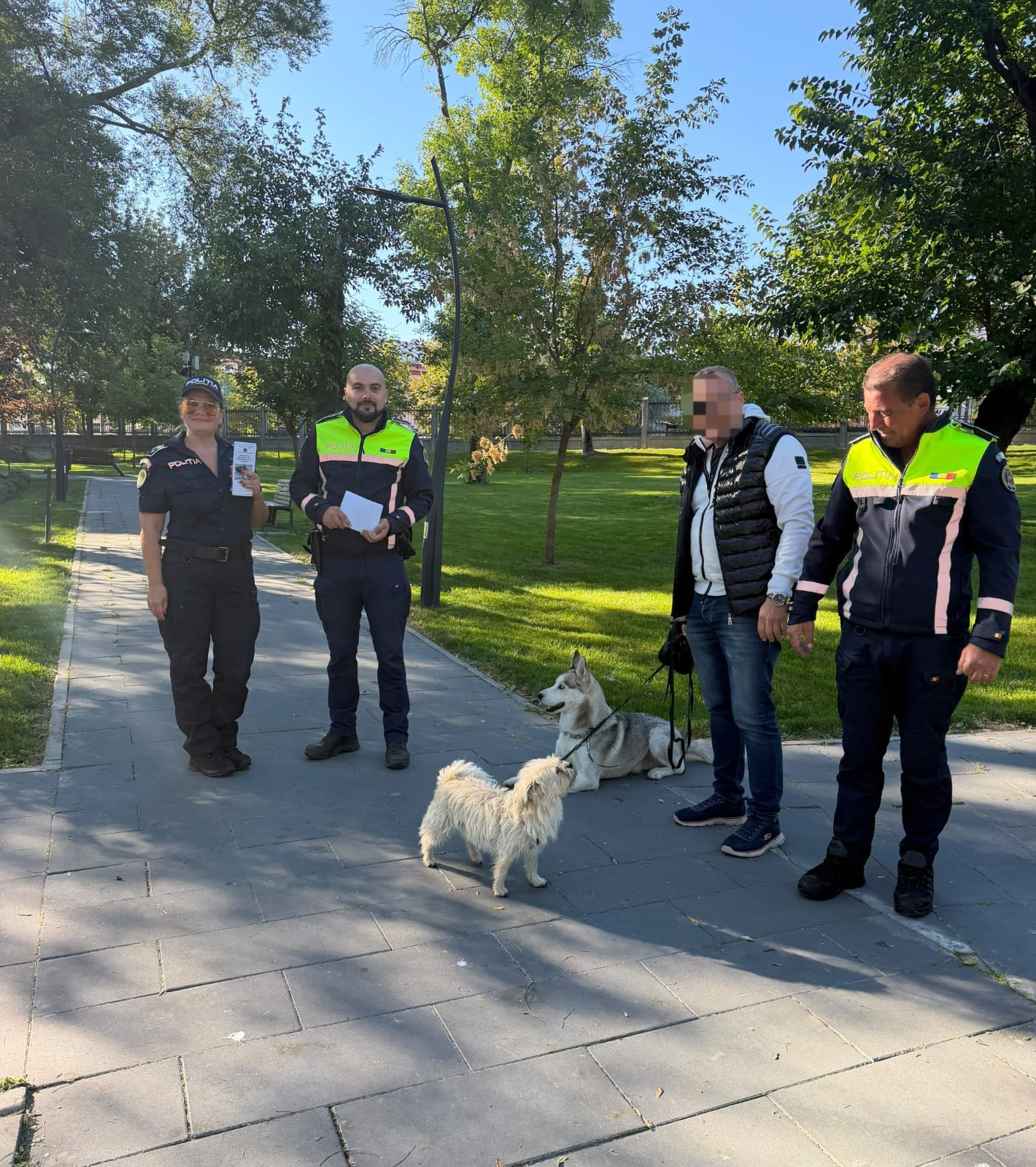 Polițiști din Galați discutând cu cetățeni despre protecția animalelor