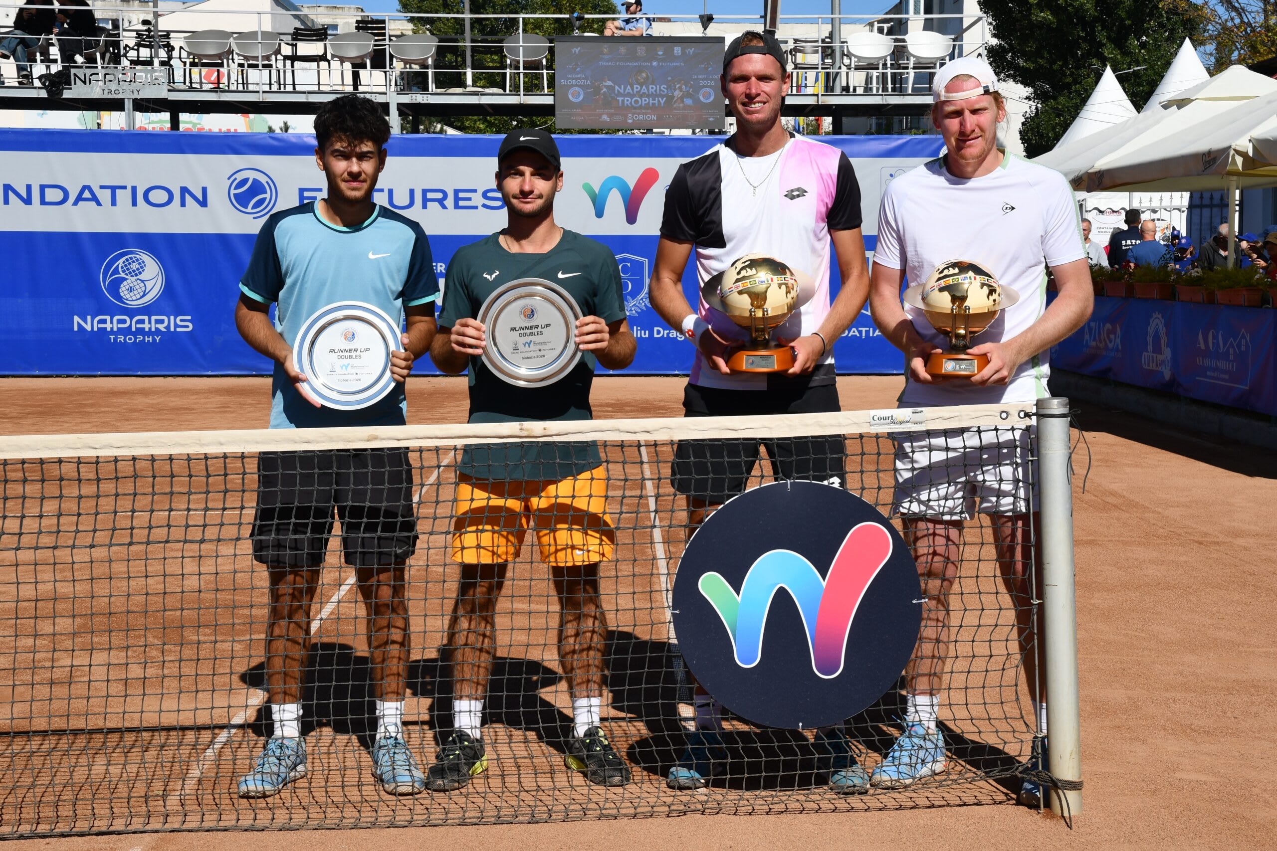 Jucători de tenis în acțiune pe terenul de la Slobozia Jucători de tenis în acțiune pe terenul de la Slobozia