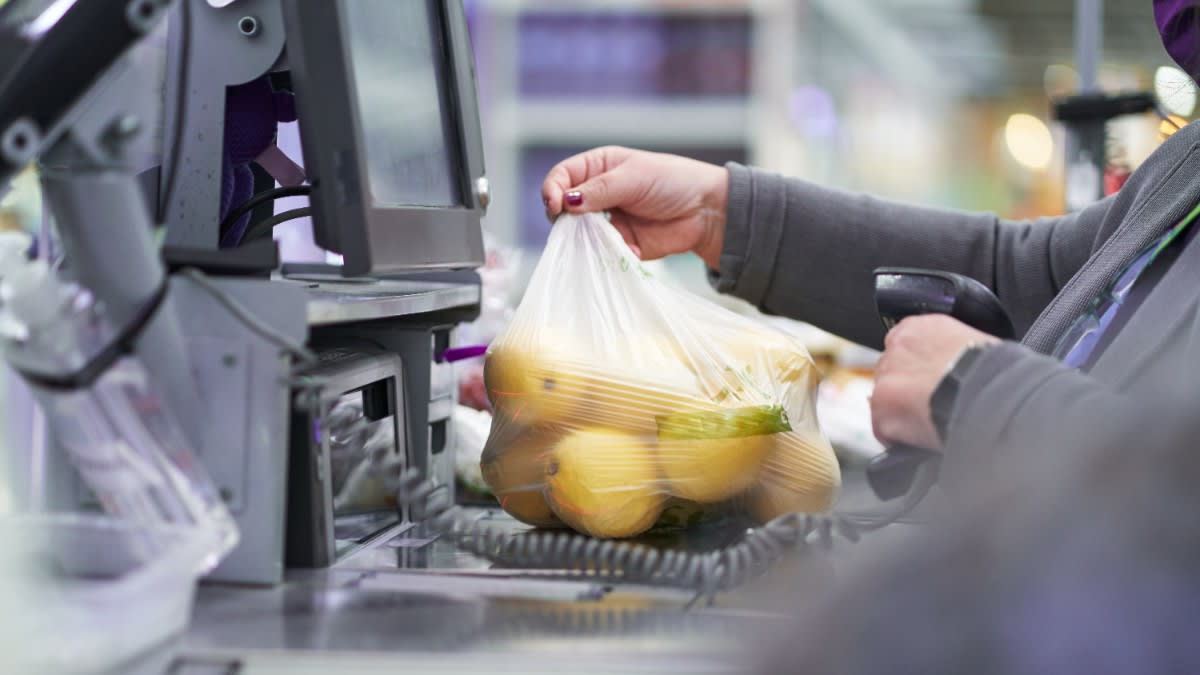 O casieră din Elveția a furat peste 38.000 de franci folosind metoda „schema pungilor de plastic”