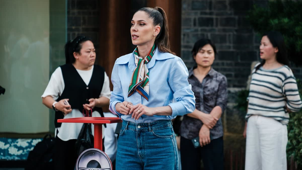 Irina Fodor coborând din balon cu aer cald la Asia Express Irina Fodor coborând din balon cu aer cald la Asia Express