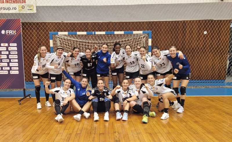 Jucătoare de handbal în acțiune, meci în campionat Jucătoare de handbal în acțiune, meci în campionat