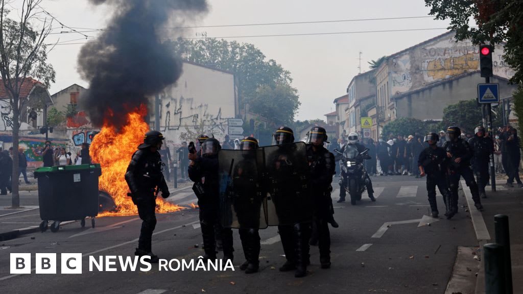 Până la 500 de școli din Franța, închise luni din cauza protestelor