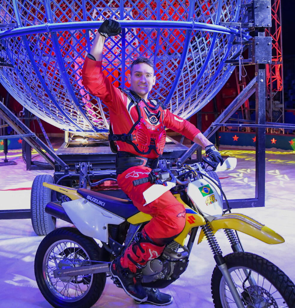 spectacol de circ cu acrobație și jonglerie, circ Orlando spectacol de circ cu acrobație și jonglerie, circ Orlando