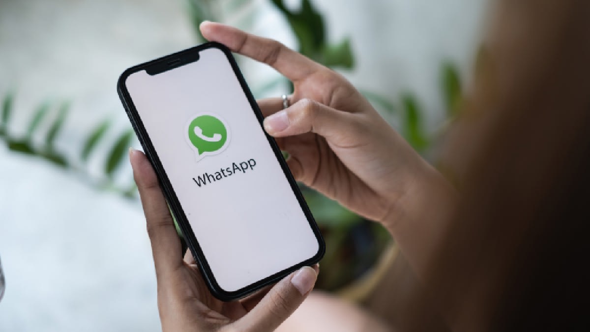 telefon smartphone cu aplicația WhatsApp și pictograme de control parental telefon smartphone cu aplicația WhatsApp și pictograme de control parental