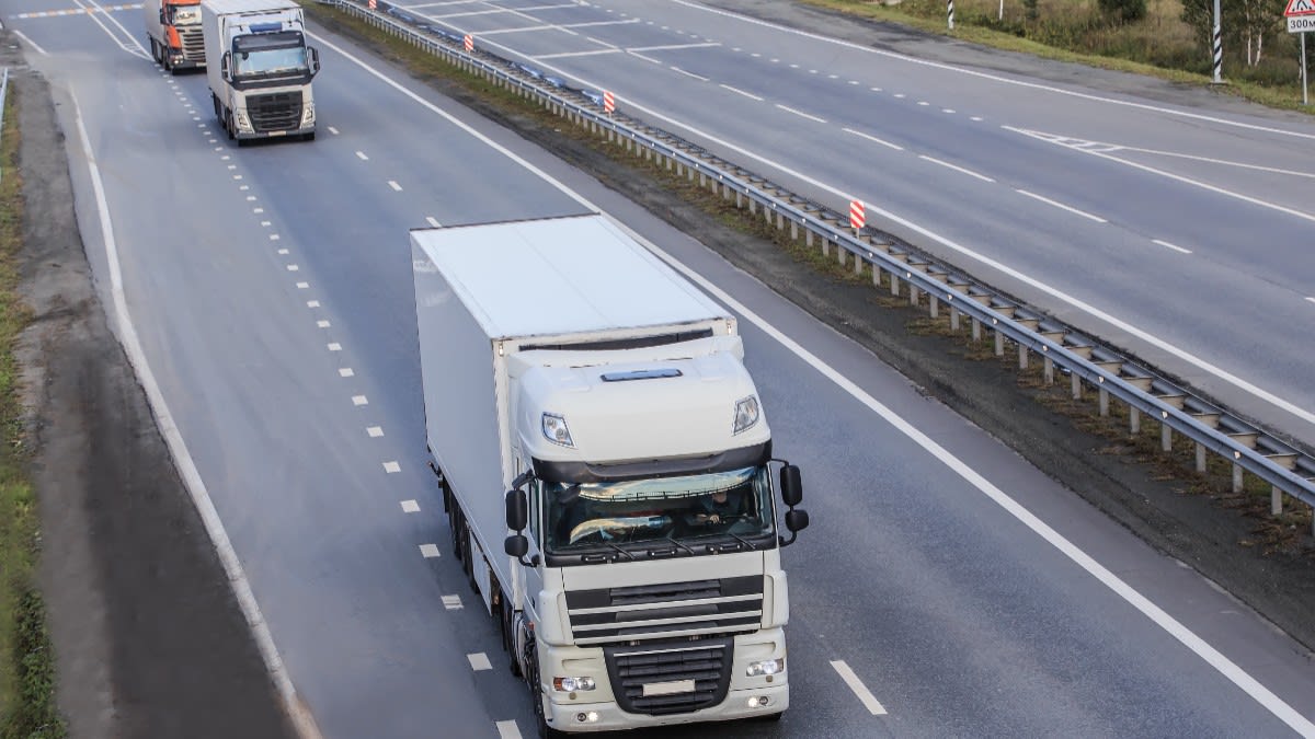 Transportatorii din Spania trebuie să prezinte documente digitale începând de azi, cu amenzi de peste 400 de euro pentru varianta pe hârtie