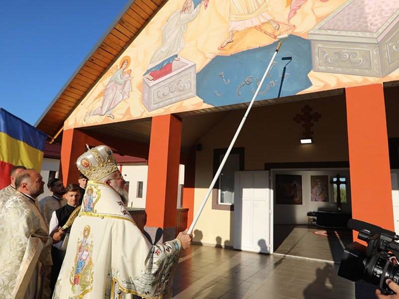 Preasfințitul Iustin sfințește biserica din Mogoșești